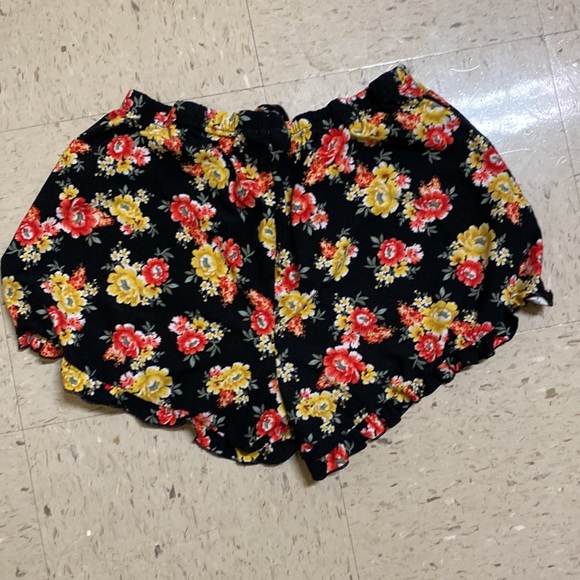 Flower Patterned Ruffle Shorts - Picture 2 of 3